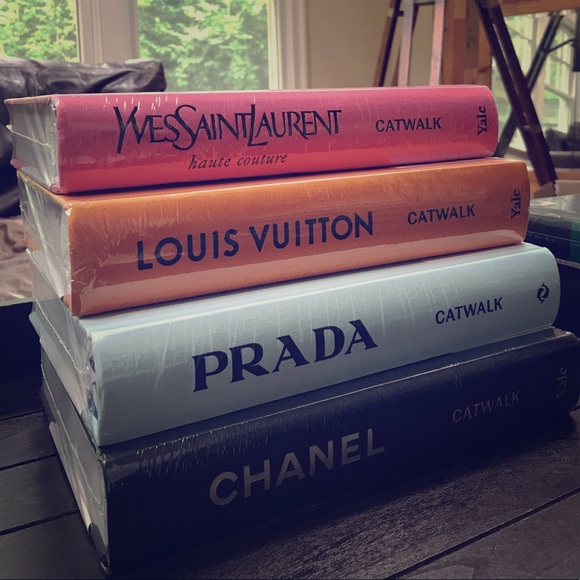 "CATWALK" Books: CHANEL*YSL*Louis Vuitton *DIOR~ - Picture 4 of 9